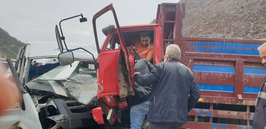 Servis minibüsüyle kamyonet çarpıştı: 2 ölü, 11 yaralı 7 Servis minibüsüyle kamyonet çarpıştı: 2 ölü, 11 yaralı 7