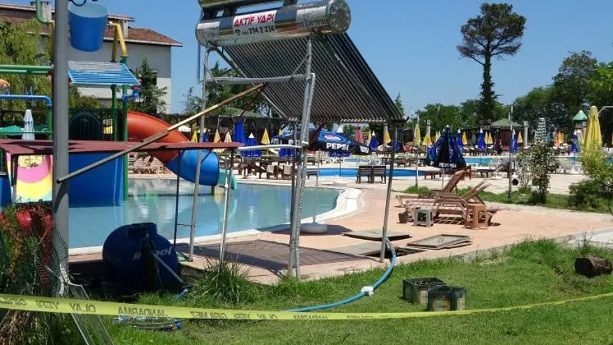 Su parkında korkunç olay: Akıma kapılan bir kişi öldü, 8 yaşındaki çocuk ağır yaralı Su parkında korkunç olay: Akıma kapılan bir kişi öldü, 8 yaşındaki çocuk ağır yaralı