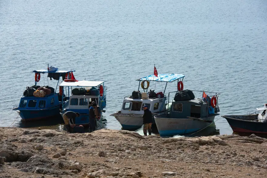 Tunceli'de balıkçıların zorlu mesaisi 7 Tunceli'de balıkçıların zorlu mesaisi 7