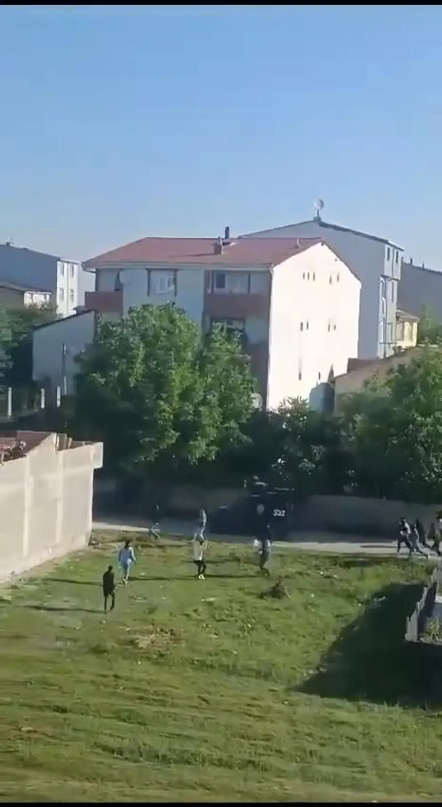 Arnavutköy'de kaçak yapıların yıkımında gerginlik 1