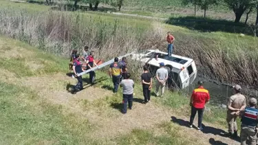 Minibüs sulama kanalına düştü