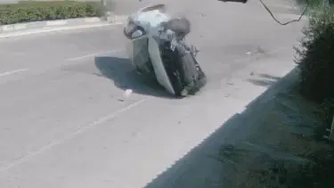 Refüje çarpan otomobil taklalar attı: Biri ağır, iki yaralı