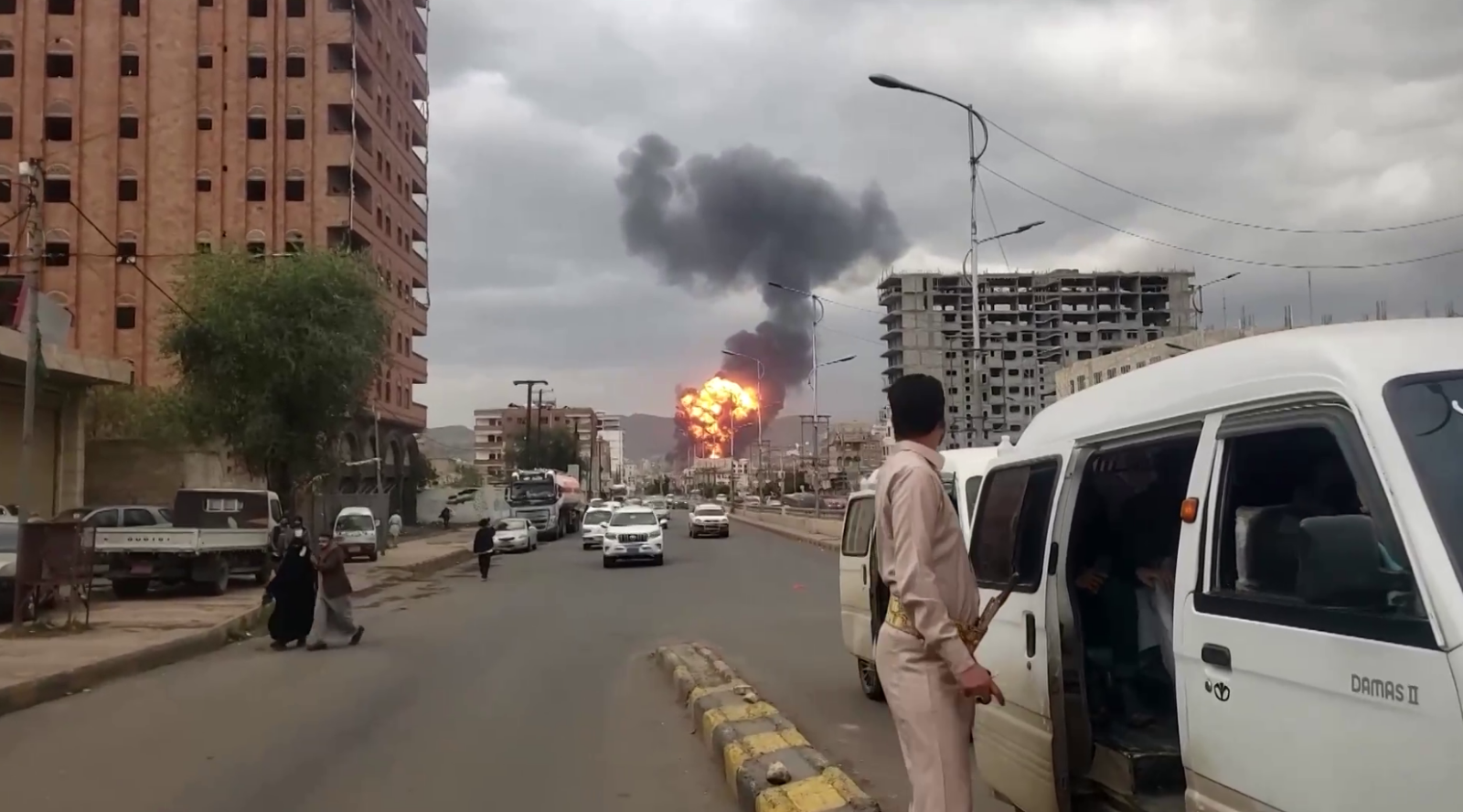 İsrail, Yemen'in başkenti Sana'yı vurdu