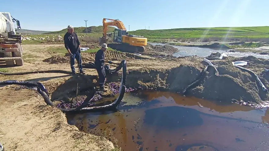 Batman’da boru hattından sızan petrol dereye karıştı 3