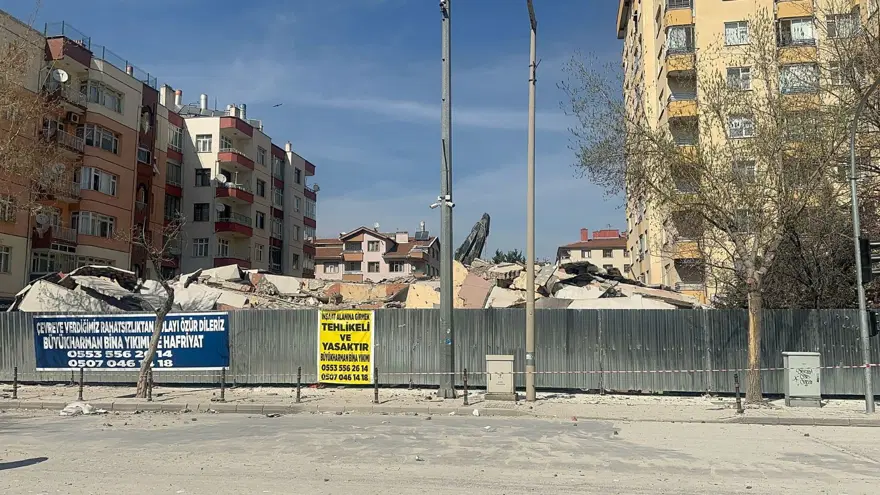 6 katlı bina yıkım sırasında çöktü 1