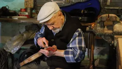 Yusuf dede kömürlükte ürettiği kemanları dünyaya satıyor: ''Bu işi severek yapmak lazım''