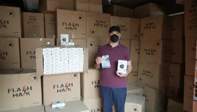 Bir ev dolusu maskeyle baş başa kaldı: Ne yapacağını bilmiyor