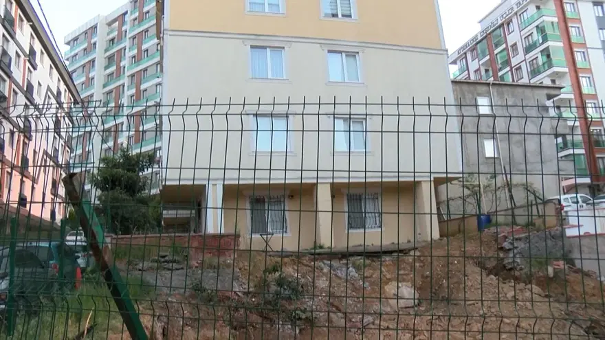 İnşaatın temel kazısında yan binanın istinat duvarı çöktü 2