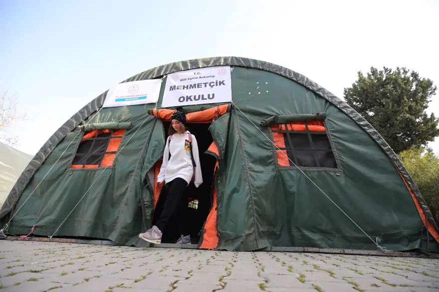 Depremzede öğrencilere çadırda LGS ve YKS kursu 4
