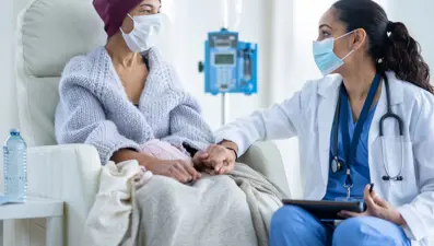 33 yaşındaki kadın bu belirtiyle doktora gitti: Yıkıcı gerçekle yüzleşti; meğer kansermiş