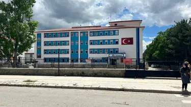 Kopya çekerken yakalanan öğrenci, öğretmenini bıçakladı!
