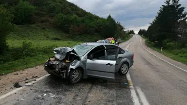 Otomobil ile kamyonet çarpıştı: Sürücü öldü, eşi yaralandı
