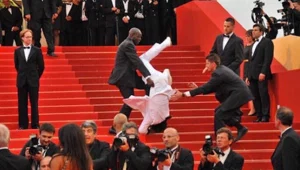 Met Gala'da "merdivenden düştü" şakası Met Gala'da "merdivenden düştü" şakası