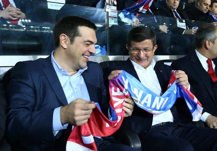 Davutoğlu ile Çipras maçı birlikte izledi 