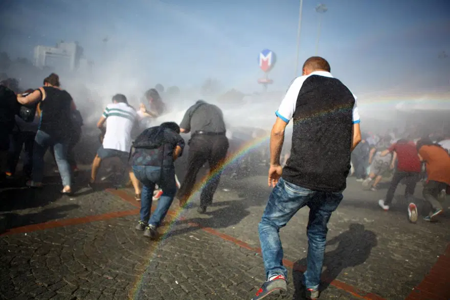 Taksim'deki LGBT Onur Yürüyüşü'ne polis müdahalesi 4