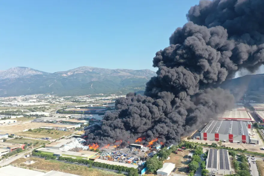 Manisa’da “mecbur kalmadıkça pencerelerinizi açmayın” uyarısı| (Dumanlar İzmir’e kadar ulaşmıştı) Manisa’da “mecbur kalmadıkça pencerelerinizi açmayın” uyarısı| (Dumanlar İzmir’e kadar ulaşmıştı)