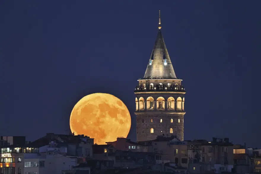 Dünyanın dört bir yanından dolunay manzaraları 