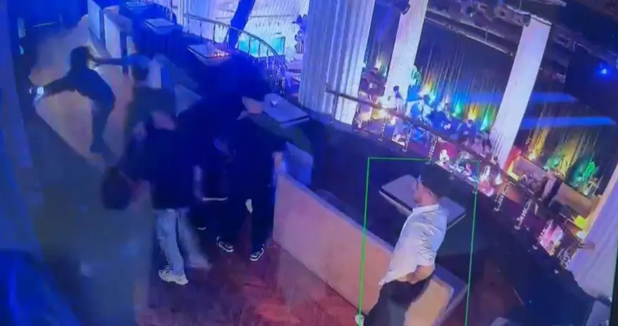 Kısmetse Olur yarışmacısı Eslem Sena Nur yaşadığı saldırıyı anlattı! "2 kız beni yatırıp patakladı, kafama çakı soktular" 4 Kısmetse Olur yarışmacısı Eslem Sena Nur yaşadığı saldırıyı anlattı! "2 kız beni yatırıp patakladı, kafama çakı soktular" 4