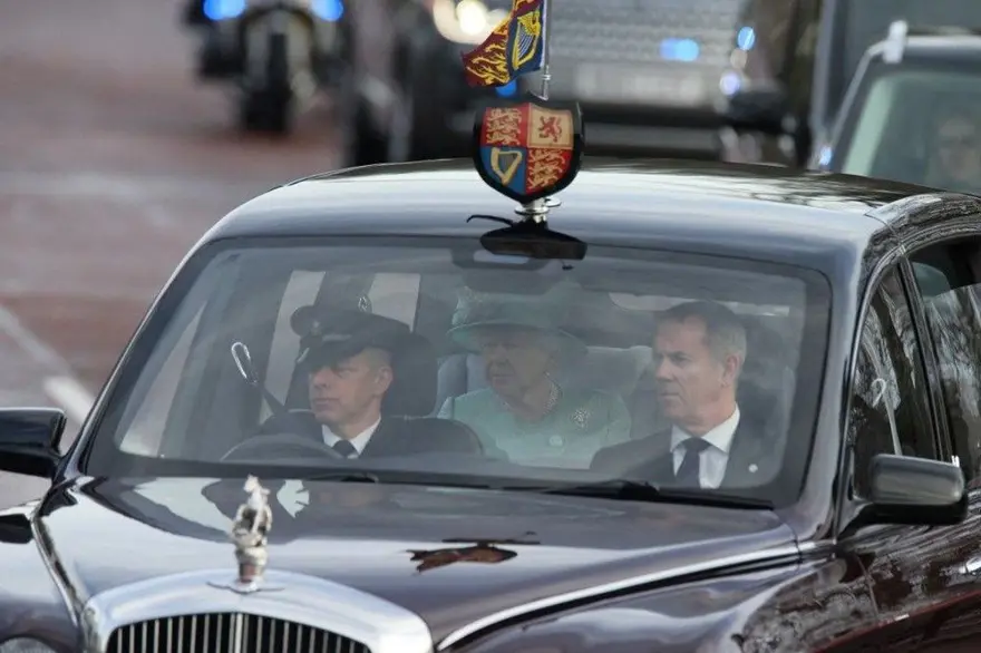 Prens Charles'tan kölelik açıklaması: Üzüntümün derinliğini tarif edemem 4