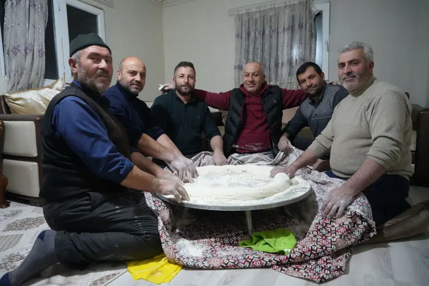 Ramazan'ın aranan lezzeti: Yapımı saatler sürüyor, dakikalar içinde tükeniyor 3 Ramazan'ın aranan lezzeti: Yapımı saatler sürüyor, dakikalar içinde tükeniyor 3