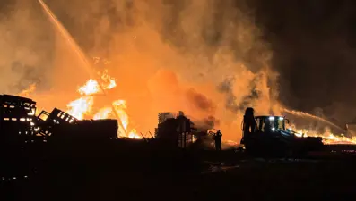 Bursa’da geceyi aydınlatan yangın: 2 itfaiye eri hastaneye kaldırıldı