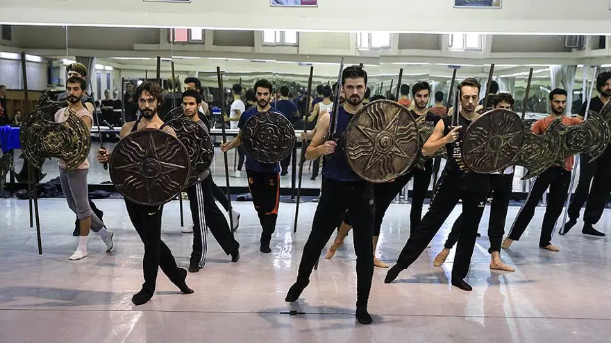 "SEYİRCİ MUHAKKAK İÇİNE DOKUNACAK BİR ŞEYLER BULACAK" 4 "SEYİRCİ MUHAKKAK İÇİNE DOKUNACAK BİR ŞEYLER BULACAK" 4