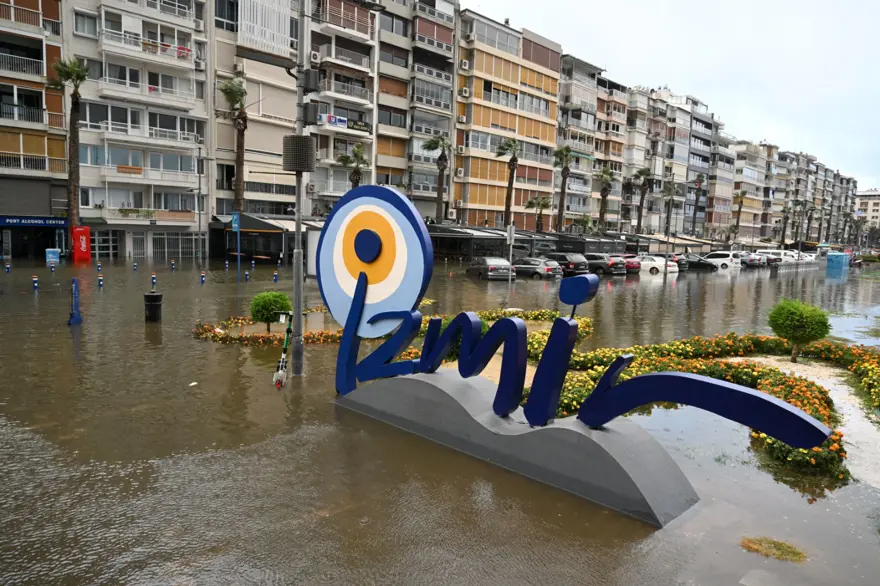 İzmir'i sağanak ve fırtına vurdu: Kıyı şeridi su altında! 17