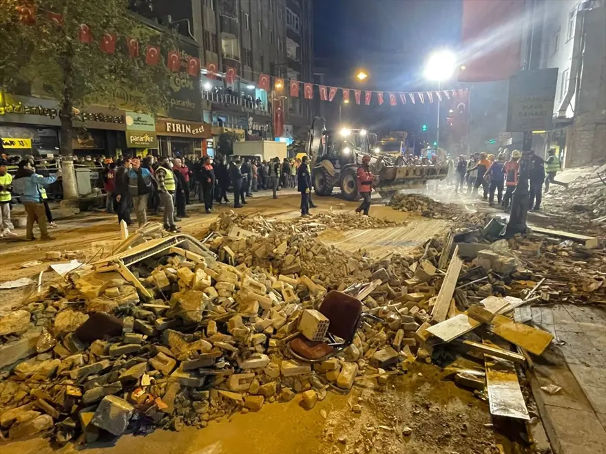 Malatya'da iki katlı bina çöktü: Olay yerinden fotoğraflar 40