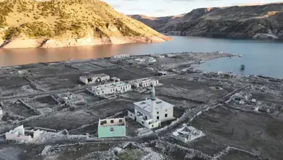 Su seviyesi düştü, eski köy ortaya çıktı