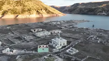 Su seviyesi düştü, eski köy ortaya çıktı