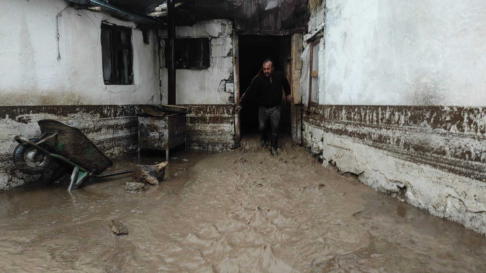 Kars'ta sağanak nedeniyle iki köyde su baskını oldu