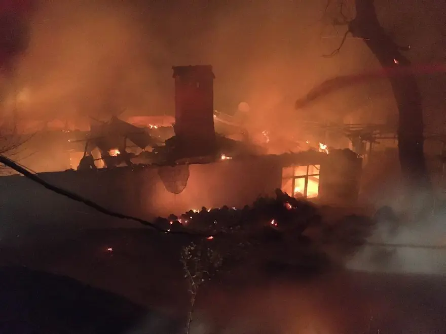 Köyde yangın paniği:Alevlerin sardığı ev küle döndü 