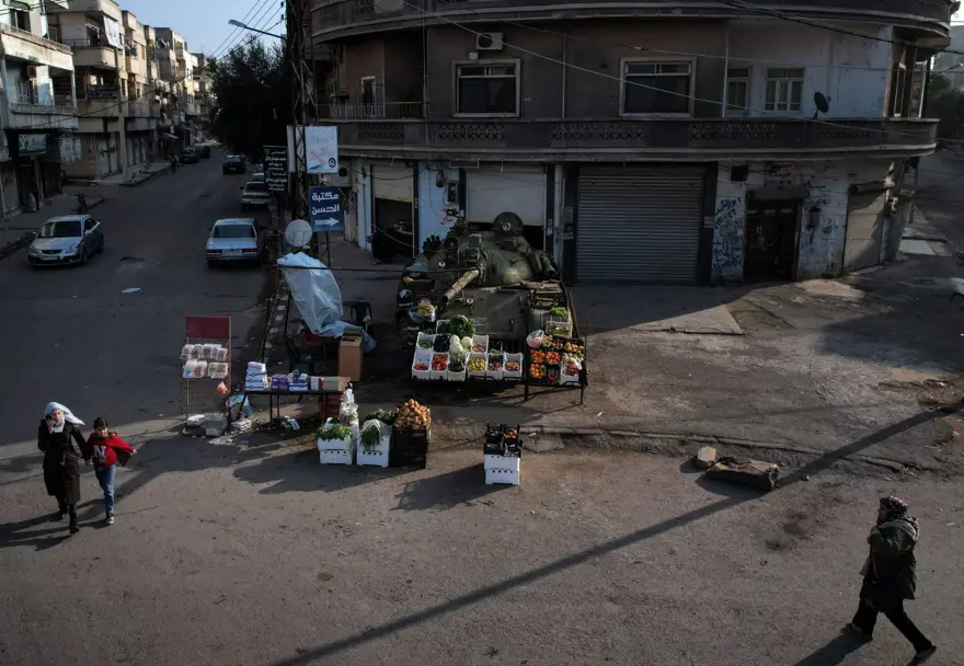 Suriyeli esnaf Esad'ın tanklarını manav tezgahına çevirdi 6 Suriyeli esnaf Esad'ın tanklarını manav tezgahına çevirdi 6