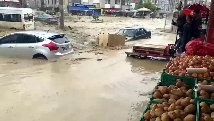 Karadeniz'i sel vurdu: Dereler taştı, yollar göle döndü, evleri su bastı 34 Karadeniz'i sel vurdu: Dereler taştı, yollar göle döndü, evleri su bastı 34