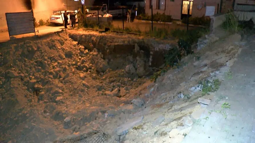 İnşaatın temel kazısında yan binanın istinat duvarı çöktü 10