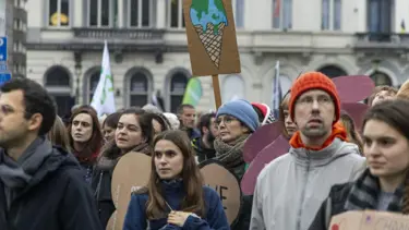 Almanya'da binlerce kişi iklim için sokakta