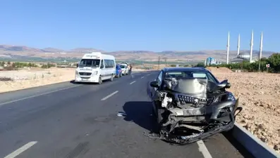 Malatya'da yolcu minibüsü ile otomobil çarpıştı: Yaralılar var