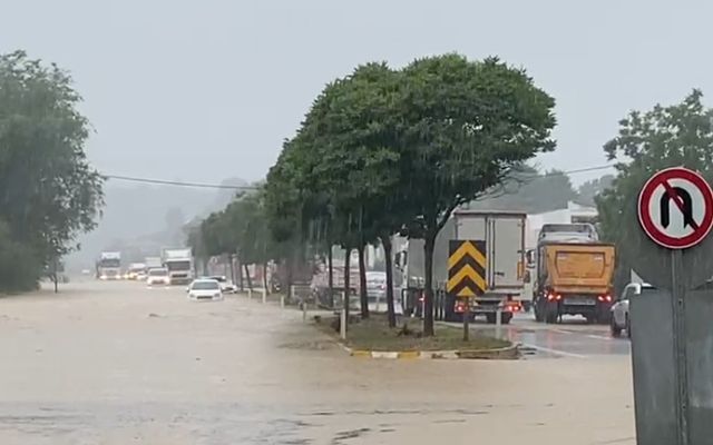 Düzce-Zonguldak yolunda ulaşıma şiddetli yağış engeli