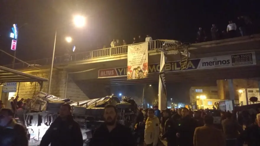 Freni boşalan kamyon dehşet saçtı: 3 kişi öldü, 22 kişi yaralandı 4