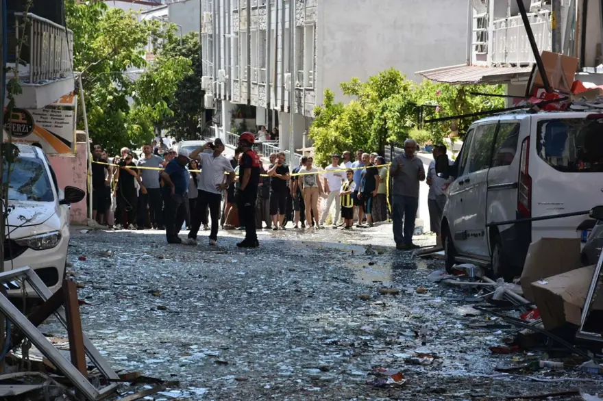 İzmir'deki 5 kişinin can verdiği patlamada hasar tespit çalışmalarına başlandı 1 İzmir'deki 5 kişinin can verdiği patlamada hasar tespit çalışmalarına başlandı 1