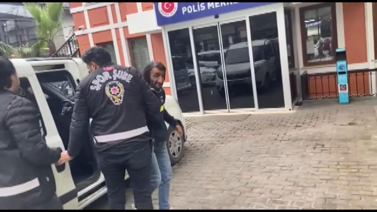 Trabzonspor bayrağını indirmeye çalışan Rambo Okan gözaltına alındı