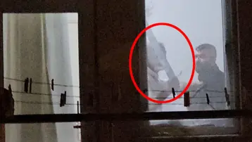 Arkadaşını kılıçla rehin aldı