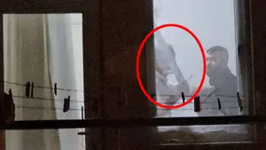 Arkadaşını kılıçla rehin aldı