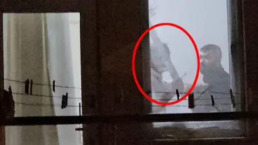 Arkadaşını kılıçla rehin aldı