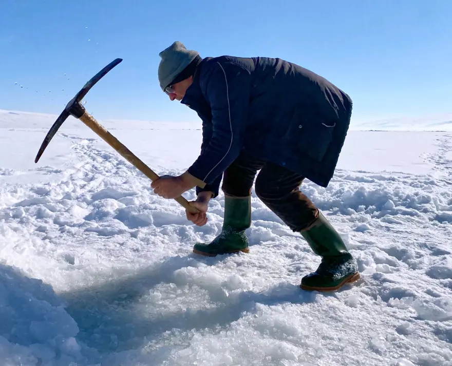 Çıldır Gölünde Eskimo usulü balık avlıyorlar 