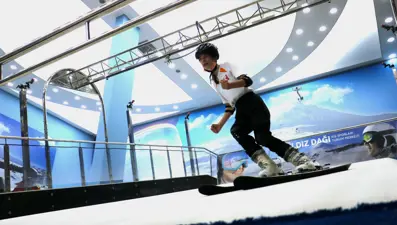 Türkiye'de benzeri yok: Yaz vakti kayak keyfi yapıyorlar