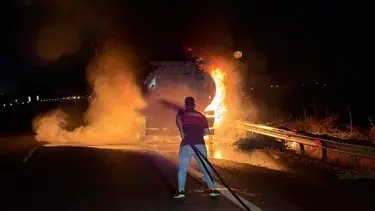 Akaryakıt yüklü tanker alev aldı