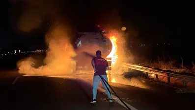 Akaryakıt yüklü tanker alev aldı