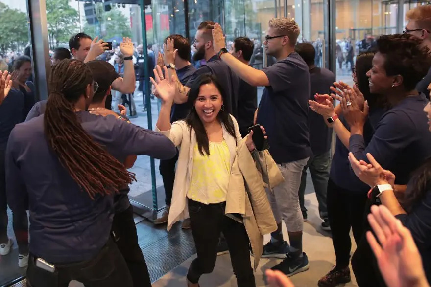 Apple Chicago'da çatısı "MacBook" şeklinde mağaza açtı 17 Apple Chicago'da çatısı "MacBook" şeklinde mağaza açtı 17