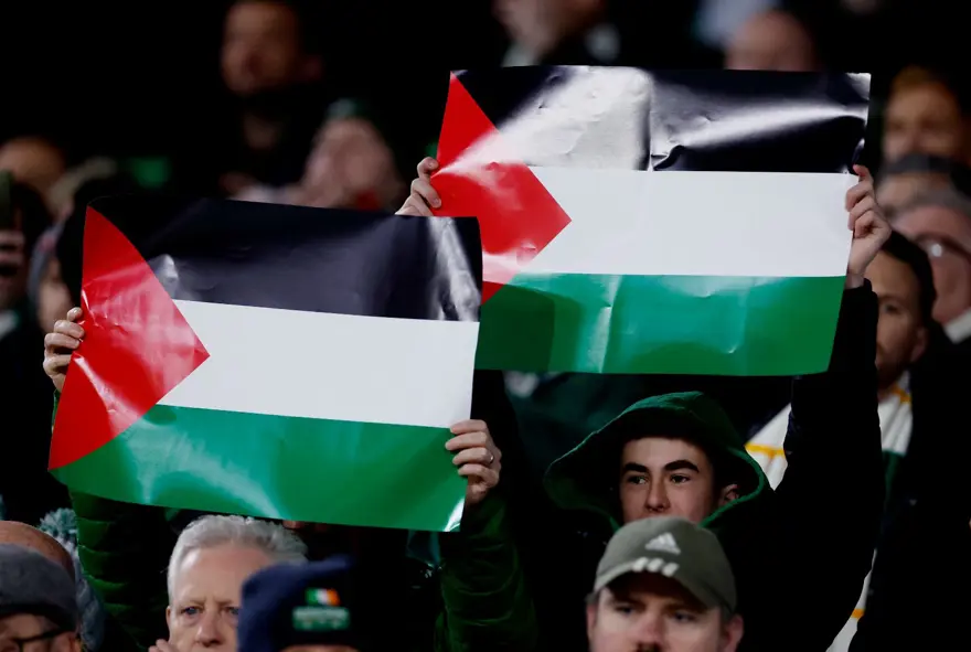 Celtic, Filistin bayrağı açan taraftarların kombinelerini iptal etti 1 Celtic, Filistin bayrağı açan taraftarların kombinelerini iptal etti 1